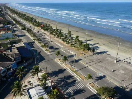 House 150 meters from the beach, with security 24 hrs, pool and all infrastructure.