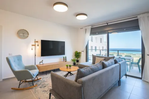 Stylish Seaside Escape with Balcony - Apartments