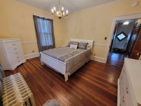 Century old 4 bedroom close to SVU, sleeps 8.