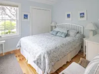 Cape Cod Cottage steps from Private Beach Hotels in Mashpee