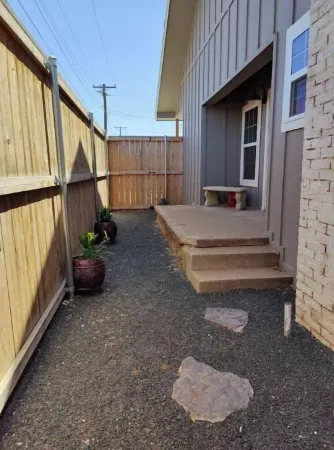 Retro Bungalow - 3 Beds/2 Baths - No Chores!