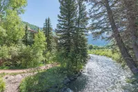 Ghostriders 11 by AvantStay Top Floor Condo w Large Patio Mountain Views