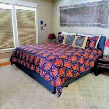 Beautiful 2-bedroom townhome with Patio, WiFi, AC Rooms