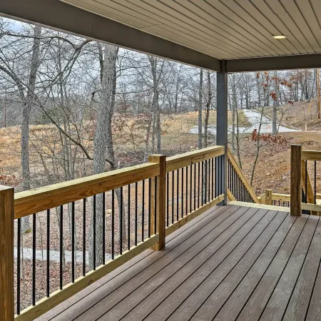 Cozy East Bernstadt Cabin w/ Porch + Fishing Lake!