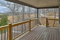 Cozy East Bernstadt Cabin w/ Porch + Fishing Lake!