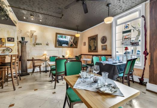 노브 힐 호텔의 편안하고 고급스러운 로비 공간