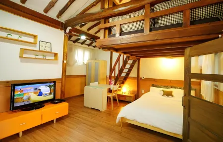 Jeonju Namugeuneul and Geunsoonae Chogajip Отели рядом с достопримечательностью «Hanbyeokdang Pavillion»