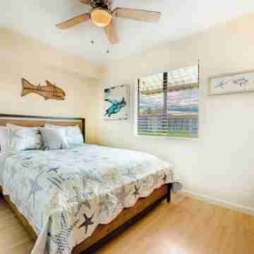 Remodeled charming 2-bed 2 bath unit with ocean view, split AC, fully furnished Rooms