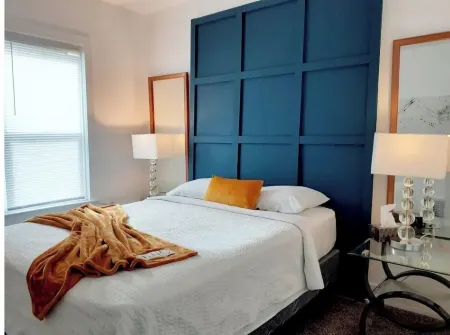 3-bedroom vacation home just a short walk to Lake Michigan Отели в г. Racine County