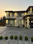 Two spacious bedrooms with dining and washroom in a new home. Independent space. Hotel in zona Canada Institute of Linguistics