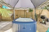 Bacliff Apartment w/ Hot Tub - 3 Mi to Boardwalk! - balcony