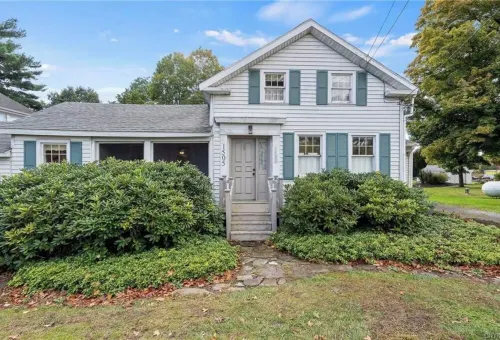 Lakefront Retreat w/ Kayaks, Firepit & Home Office.  Great Ice Fishing! Hotels in Constantia