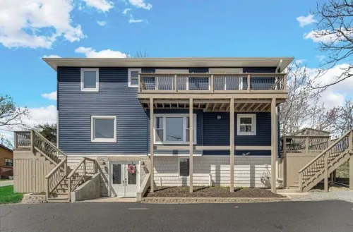 Luxury Lakefront Getaway Sleeps 16 near Chicago Family Friendly Hotels in Cedar Lake