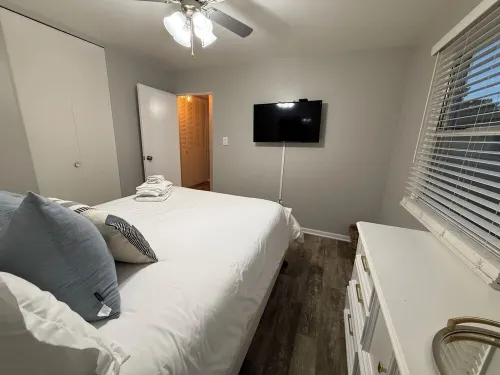 Charming 2-bedroom house with WiFi, AC in lovely Michigan City