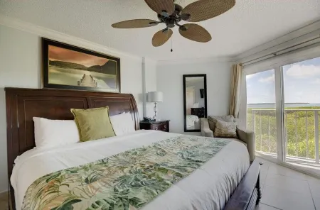 Two Spectacular Ocean Views from the Living Room and Master Bedroom of the Condo Отели в г. Тавернье