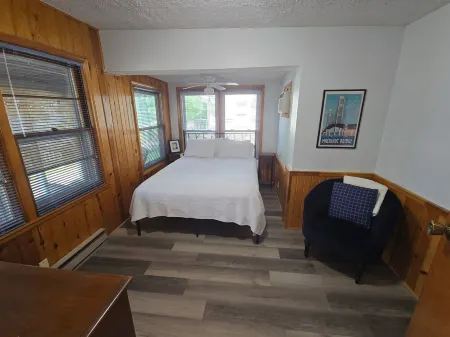 Cozy lakeside home in Three Rivers, great for an outdoorsy bunch!