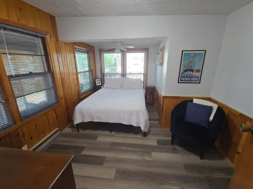 Cozy lakeside home in Three Rivers, great for an outdoorsy bunch!