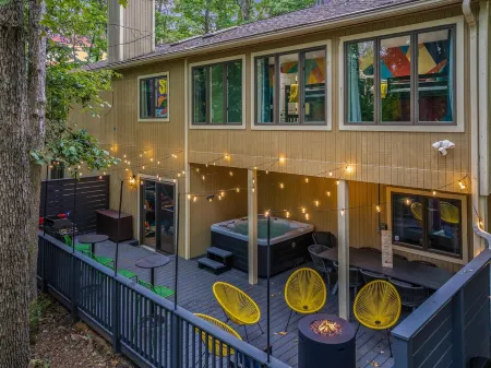 OMG! Indoor Mini Golf, Bowling, Theater, Hot Tub Отели рядом с достопримечательностью «Массанаттен Индур Уотерпарк»