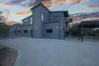 Giraffe Oasis - Kruger Luxury Family Villa: 5-BRs WiFi & AC in Marloth Park