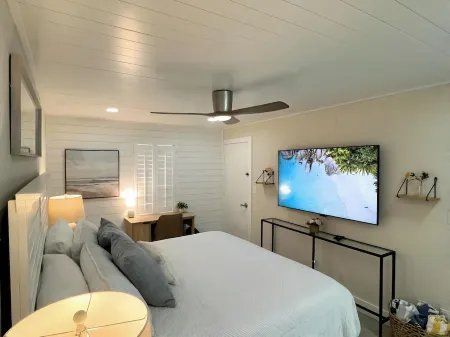 New Amazing Villa on water in charming Captiva Отели в г. Captiva