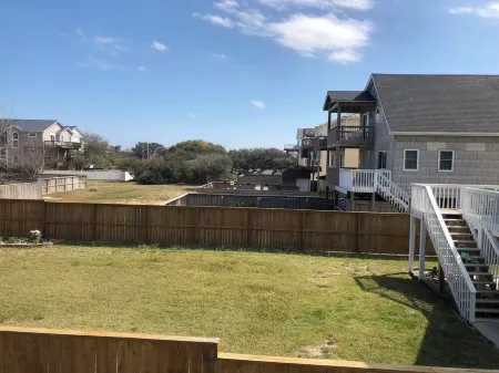 Quaint 4-bedroom cottage in Nags Head located just minutes from white silky sand