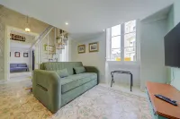 Traditional Corner Townhouse for rent. Ideal for Groups or Families!