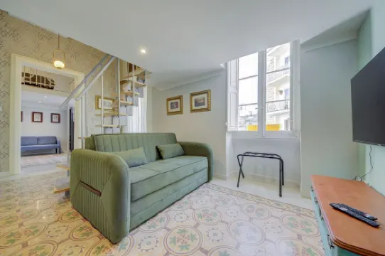 Traditional Corner Townhouse for rent. Ideal for Groups or Families!