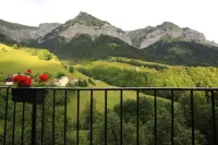 Chalet la Tournette Gite la Ferme 100m2 au RDC Talloires-montmin Hotels in Talloires
