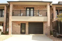 2027- 3-bedroom condo with comfort & amenities near Resturant’s & shopping.