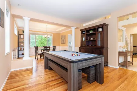 Luxury Pet-Friendly 4 BR with Hot Tub & Game Room