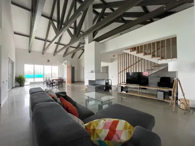 MAISON DE VACANCES près de Thermes de Bucarest & Otopeni Airport Hotels in 