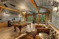 Bailey Treetop Retreat: Spacious, Hot Tub, Pool Table, Yoga, Family, Views