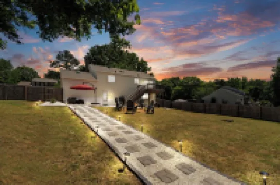 Modern Retreat, Close to Charlotte with Game Room, Grill, Patio & Free Parking