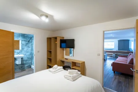 Throwley; woodland lodge for 14 with 2 hot tubs in the Staffordshire Moorlands