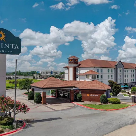 La Quinta Inn & Suites by Wyndham Sherman
