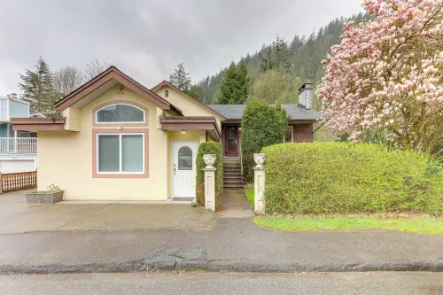 House on the river minutes from Harrison Lake Hotels in Fraser Valley