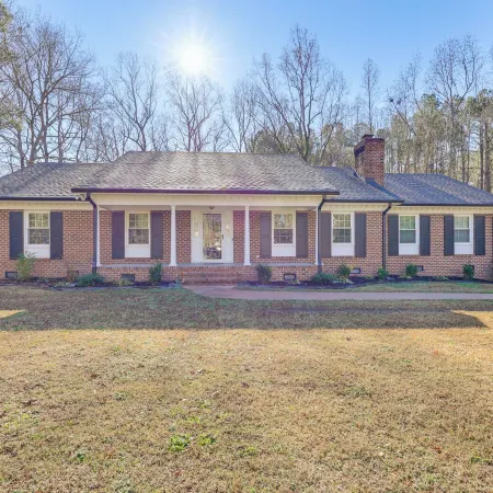 Family Friendly: Chic Retreat in Rocky Mount!