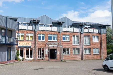 Hotel am Holzhafen Отели в г. Холлерн-Твиленфлет