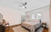 Neon Moon ...Spacious 5-bedroom house steps from Campus and Downtown Lafayette