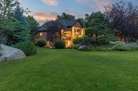 Spacious estate, 12000 square feet on a full acre in East Sandy