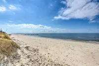 Cozy Villas Cottage w/ Deck, 1/2 Block to Beach! - Strand