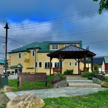 Luxury Lakeview Condo - Walk to Shops & Dining