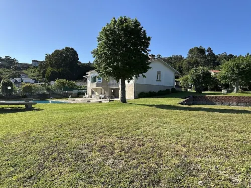 Villa in Chancelas with direct access to the beach