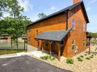 4-bedroom lodge in Tall Timbers Camp Resort w/ Private Hot Tub! Hollister, MO