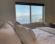 THE LAKEVIEW LOOKOUT, 1 Bedroom - Sleeps 2- walking distance to Lake & Wineries.