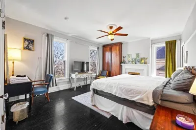 Victorian Home Filled with Charm Hotels near GEHA Field at Arrowhead Stadium