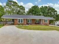 Charming 2-Bd 1-Ba home in Easley near GVL & Clemson w/ WiFi, Self check-in & AC Hotels in Easley