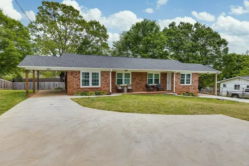 Charming 2-Bd 1-Ba home in Easley near GVL & Clemson w/ WiFi, Self check-in & AC Hotels in Easley