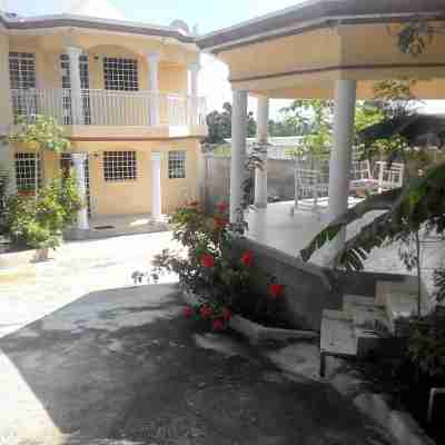 Souvenir House: 24 Elect, AC, WiFi, TV Cable, Fridge.... Hotel Exterior