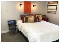Lake Chelan: Private Pool, Hot Tub, Stunning Views, 7 Mins to Chelan Sleeps 6